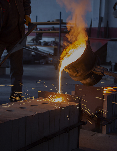 The process of casting hardware accessories.